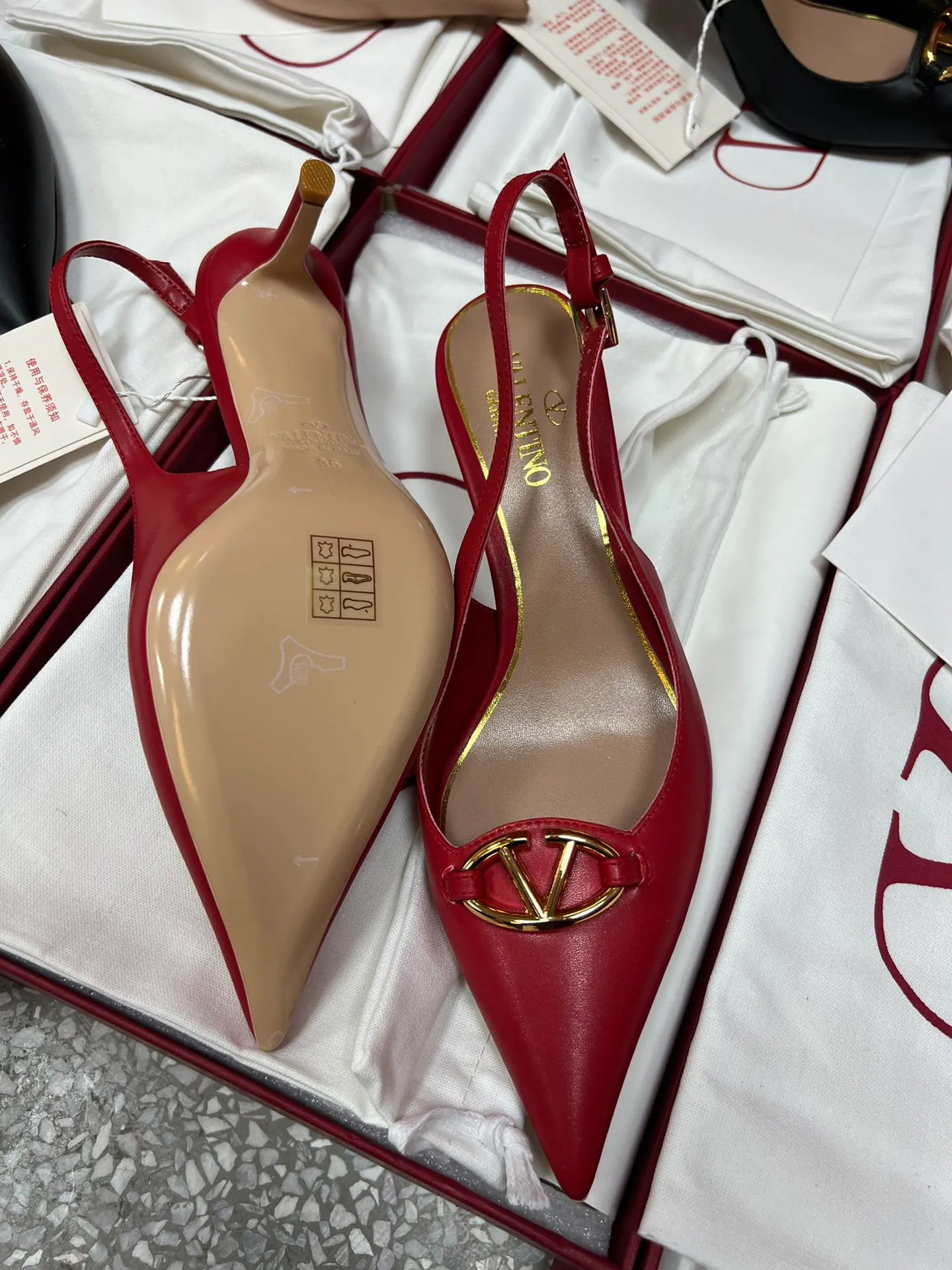 👟👟Ex-factory price 520👟👟 Valentino’s hottest new product in 2024, the new Mule shoes are also very easy to wear...😈😈😈 The latest logo buckle Perfectly combined with sexy pointed toe❤️‍🔥❤️‍🔥❤️‍🔥❤️‍🔥It is simply the pinnacle of summer fashion💖💖💖💖Original replica Outsole: Italian genuine leather outsole Heel height: 6.5cm Size: 35-39 (40 41 42 customization is non-returnable and non-exchangeable)